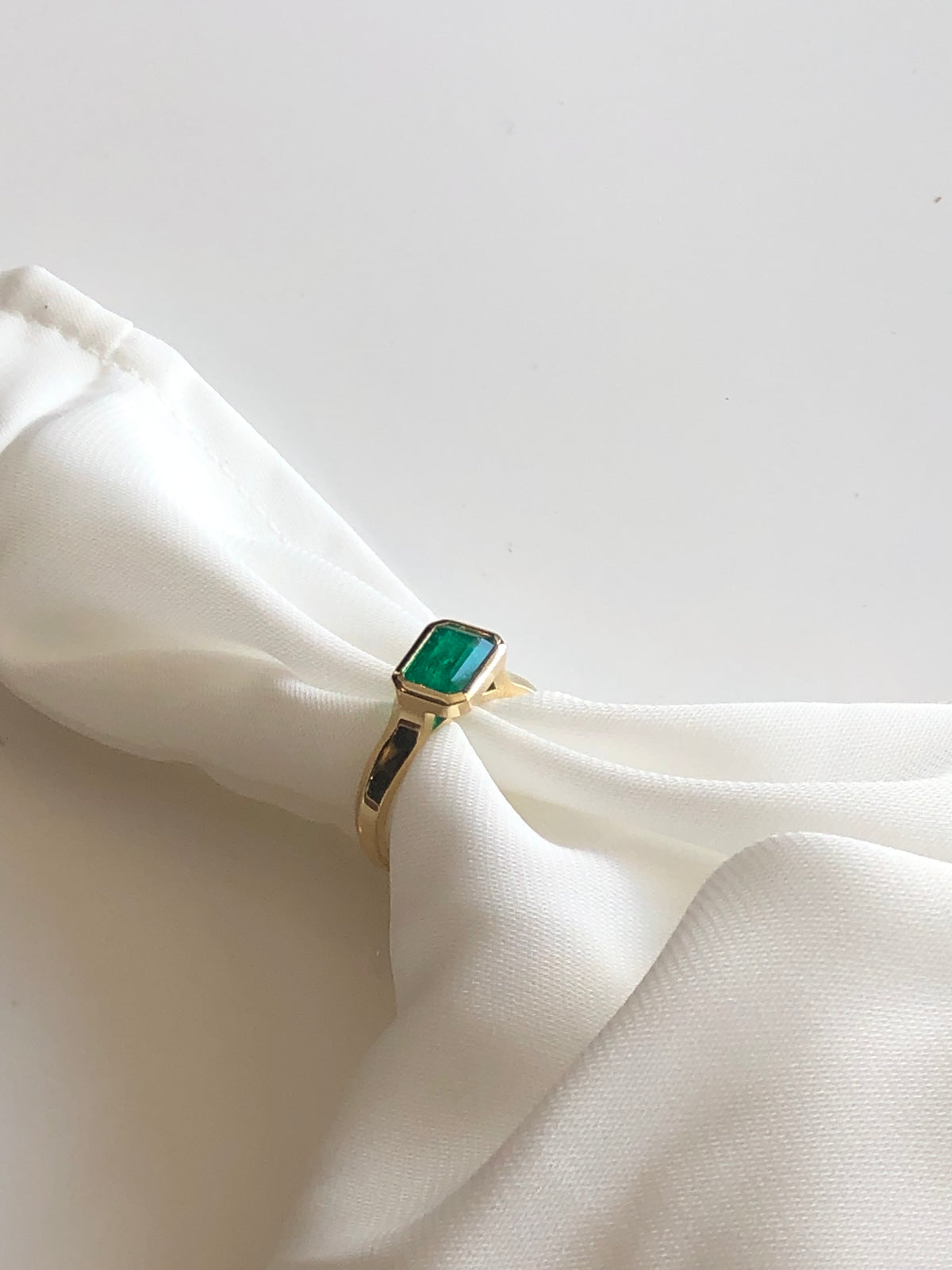 Gold ring with emerald stone