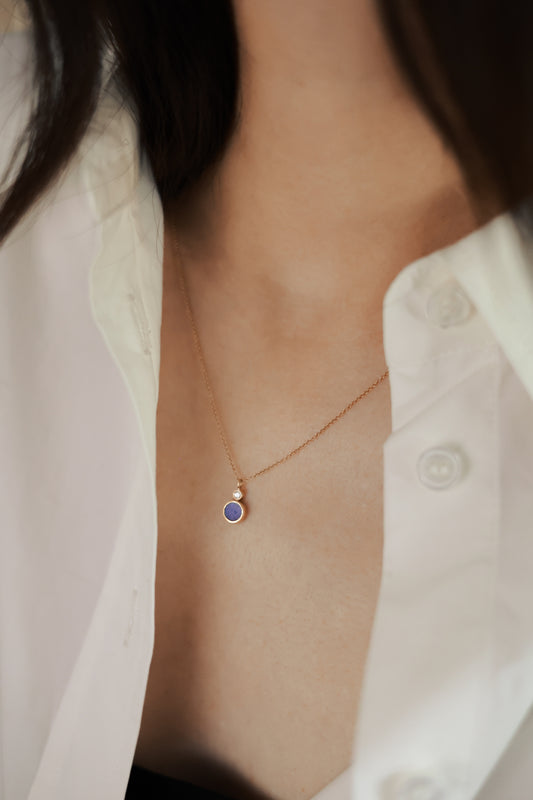 Yellow gold necklace with a blue lapis Lazuli pendant 
